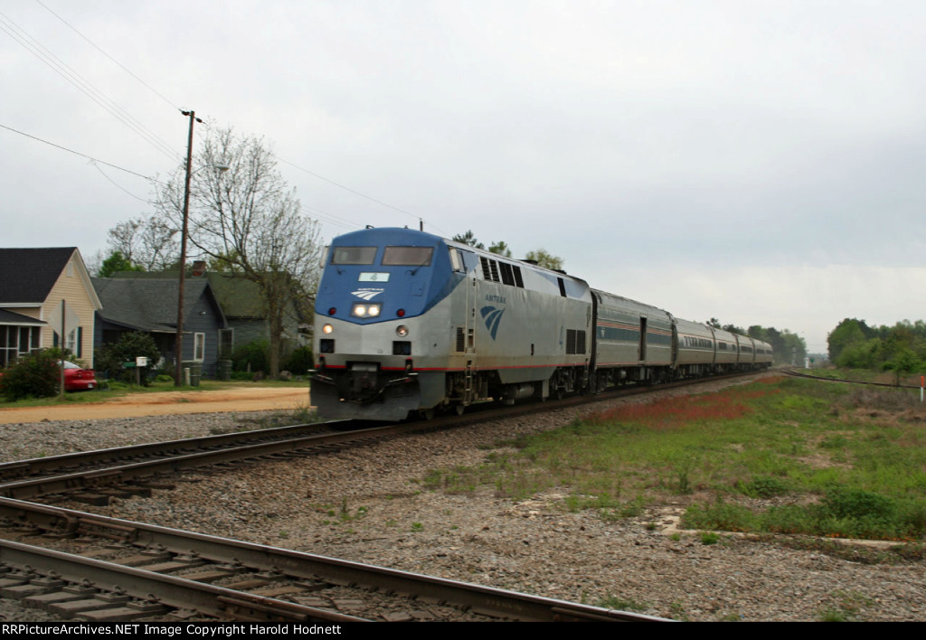 AMTK 4 leads train P090 northbound 